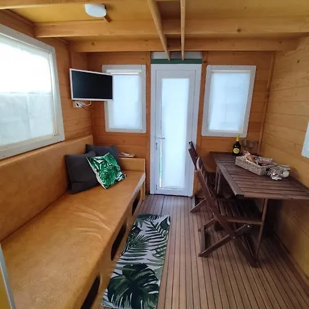 Sardinia Houseboat Ad Botel *